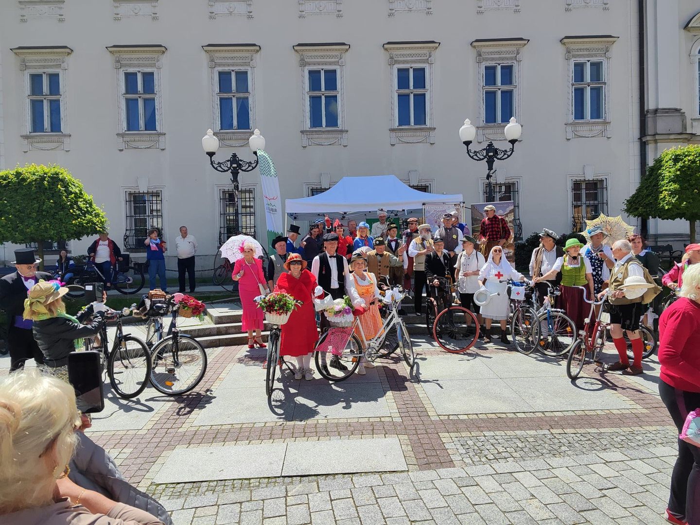 Rowerowa parada retro. Przejechała w niedzielę ulicami Jeleniej Góry