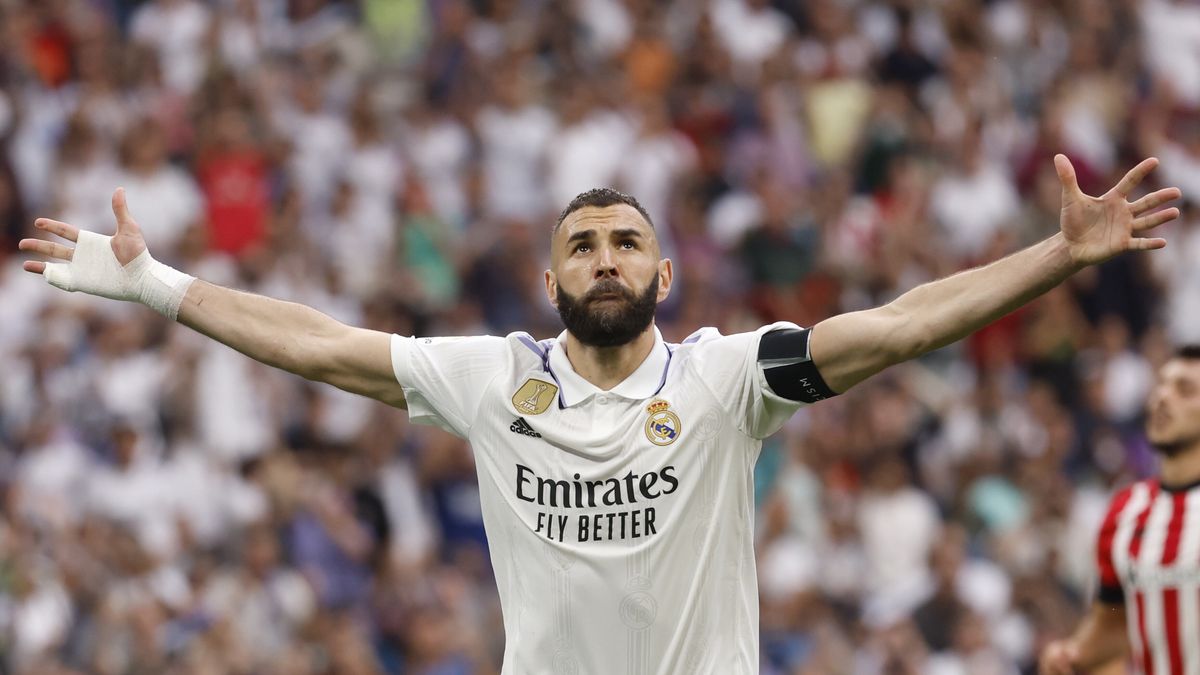 Real Madrid's striker Karim Benzema reacts after his substitution during the Spanish LaLiga soccer match between Real Madrid and Athletic Club at Santiago Bernabeu Stadium in Madrid, Spain, 04 June 2023. EPA/Daniel Gonzalez Dostawca: PAP/EPA.