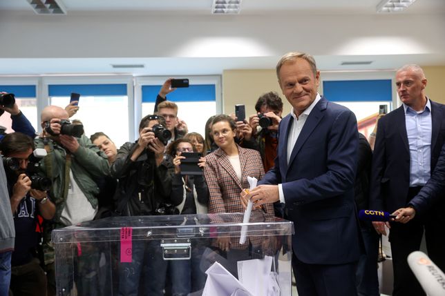 Warszawa, 15.10.2023. Wybory parlamentarne 2023. Przewodniczący Platformy Obywatelskiej Donald Tusk (P) oddał głosy w lokalu wyborczym w Szkole Podstawowej nr 310 w Warszawie, 15 bm. Trwa głosowanie w wyborach parlamentarnych i towarzyszącym im referendum. Do jego zakończenia obowiązuje cisza wyborcza i referendalna. (aldg) PAP/Leszek Szymański