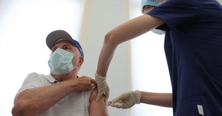Obostrzenia dla niezaszczepionych? Polacy powiedzieli, co o tym sądzą