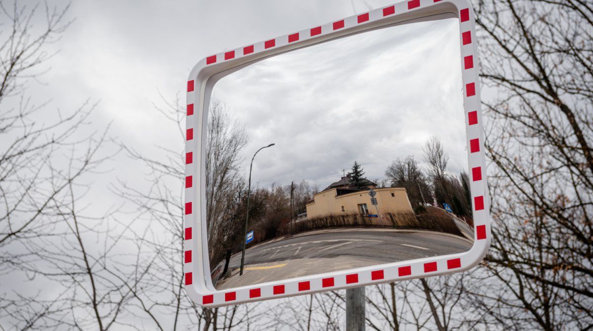 Warszawa: Radna prosiła o lustro drogowe. Burmistrz nie widzi potrzeby