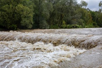 Gmina Małogoszcz: Nida zalewa drogi. Trwa akcja ratunkowa