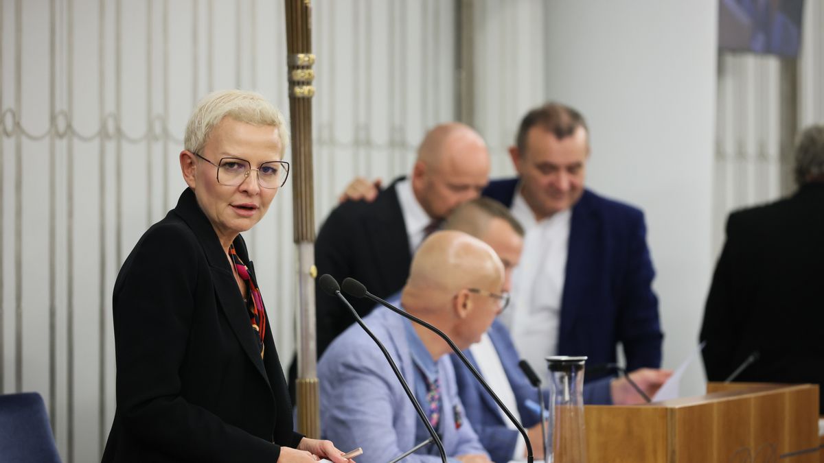 Warszawa, 03.08.2022. Podsekretarz stanu w Ministerstwie Klimatu i Środowiska Anna Łukaszewska-Trzeciakowska (L) i wicemarszałek Senatu Michał Kamiński (3L) na sali obrad Senatu w Warszawie, 3 bm. Senat ma zająć się m.in. ustawą o dodatku węglowym oraz nowelą Kodeksu karnego zaostrzającą kary za najcięższe przestępstwa. (sko) PAP/Leszek Szymański