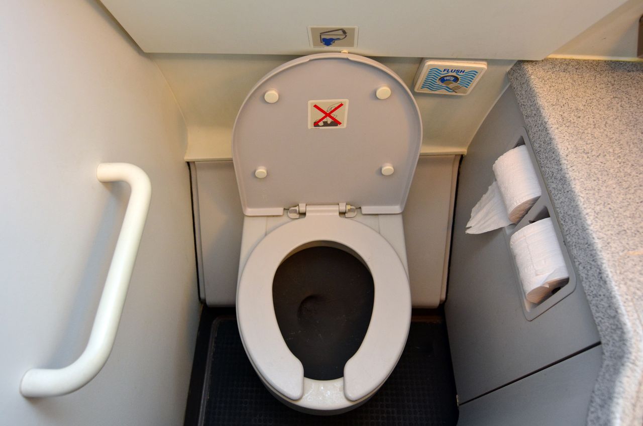 Stewardessa szczerze o tym, czego lepiej nie dotykać w toalecie na pokładzie