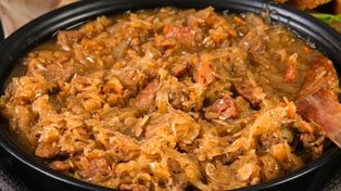 Bigos na 1 listopada zawsze musi u mnie być. Przyprawiam go inaczej niż większość