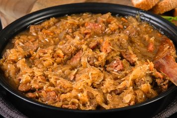 Bigos na 1 listopada zawsze musi u mnie być. Przyprawiam go inaczej niż większość