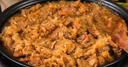 Bigos na 1 listopada zawsze musi u mnie być. Przyprawiam go inaczej niż większość