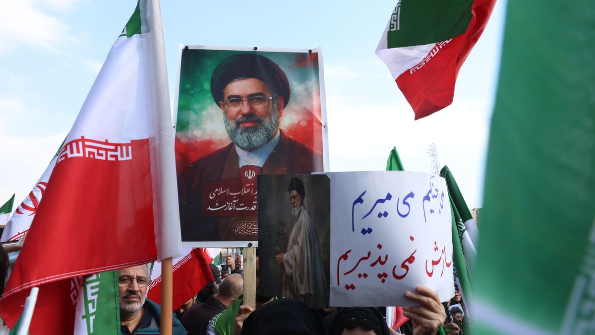 Iranians gather in support of new supreme leader in central Tehran
epa12806596 Iranians gather at Enqelab Square to show support for the newly appointed Supreme Leader Ayatollah Mojtaba Khamenei in Tehran, Iran, 09 March 2026. The late Supreme Leader Ayatollah Ali Khamenei was killed during a joint Israeli and US military operation across Iran in the early hours of 28 February 2026.  EPA/ABEDIN TAHERKENAREH 
Dostawca: PAP/EPA.
ABEDIN TAHERKENAREH
people, square, street