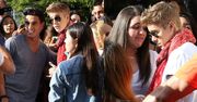 Justin Bieber rozdaje autografy! Z OCHRONIARZAMI (ZDJĘCIA)