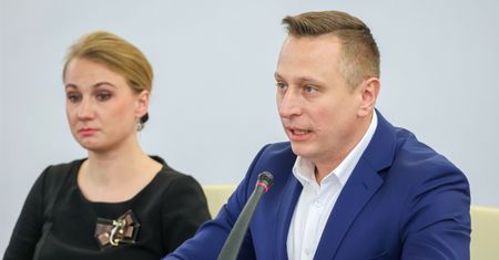 Przepychanki przed Sejmem. Brejza nie żałuje Kamińskiego i Wąsika