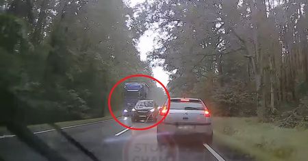 Wyprzedzał "na czołówkę". Cudem doszło tylko do kolizji
