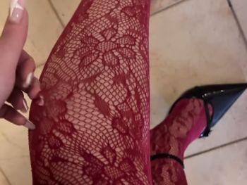 Włożyła rajstopy do zamrażarki. Oto co się stało, gdy je założyła