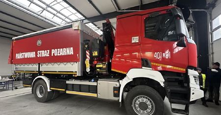 Nowy sprzęt dla Straży Pożarnej o wartości 39 mln zł. Pojazdy, kontenery, oświetlenie – wzmocnienie bezpieczeństwa