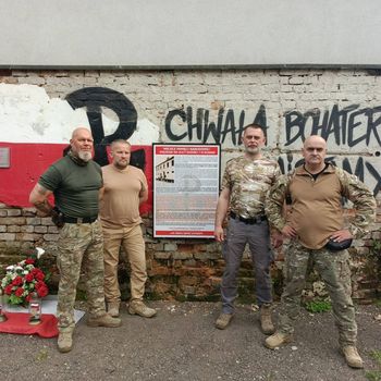 Mural i tablica w Koninie. Upamiętnienie więzienia przy ul. Wodnej