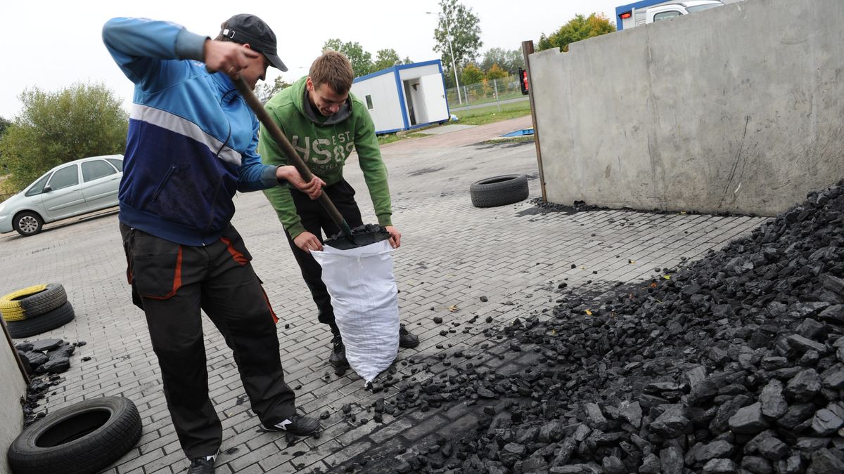 Sprzeda� w�gla  
Gryfice, 05.10.2012. M�czyzni podczas pakowania w�gla do work�w. obm PAP/Marcin Bielecki
Marcin Bielecki
ciep�o, kupno, ogrzewanie, opa�, sezon grzewczy, skup, w�giel