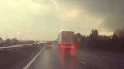 Pędził po rosyjskiej autostradzie w trakcie burzy. Kamery nagrały przerażający moment
