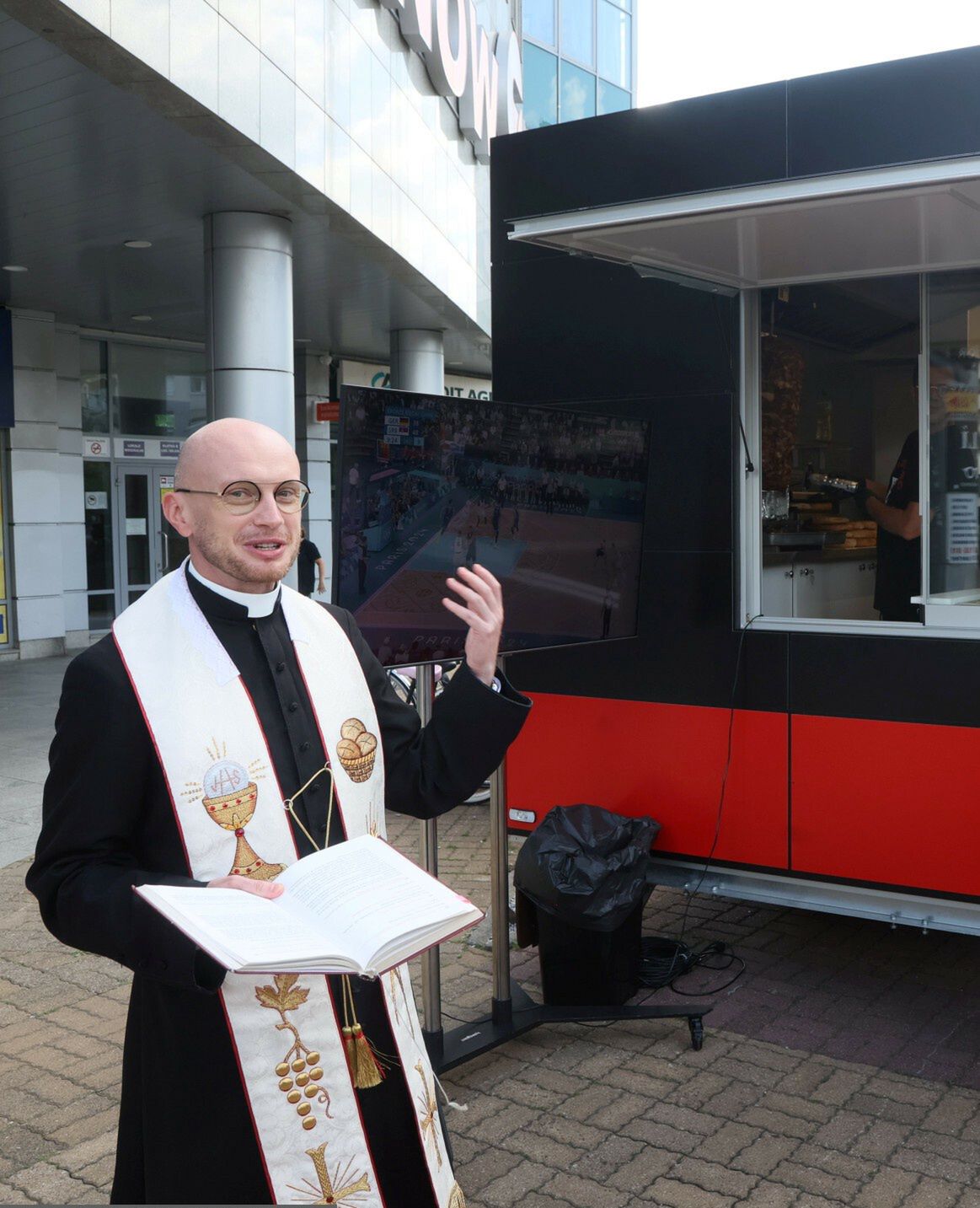 Filip Chajzer ściągnął księdza na otwarcie budki z kebabem