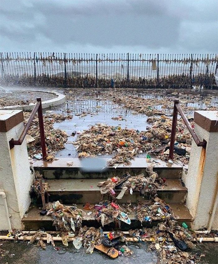 Śmieci wyrzucone przez ocean na brzeg Bombaju.