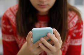 Badania NASK: Nastolatki w sieci spędzają 12 godzin dziennie. Dla większości internet jest jedyną formą spędzania wolnego czasu