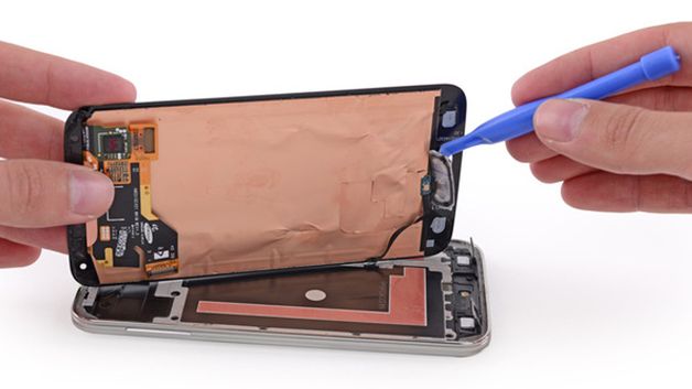 Galaxy S5 i HTC One (M8) - jak trudno je naprawić? 1