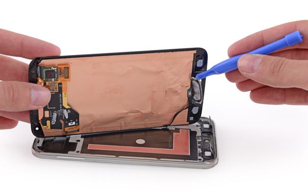 Galaxy S5 i HTC One (M8) - jak trudno je naprawić?