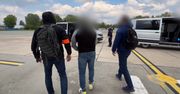 Wpadł skazany za podwójne zabójstwo. Transportowano go wojskowym samolotem