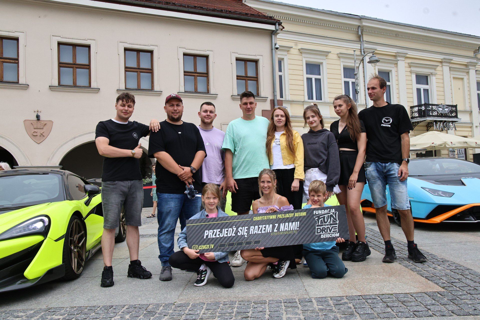 -To, co najistotniejsze, dzięki tym przejazdom i zdjęciom, wspierasz akcję Fundacji Fun and Drive. Akcję, która pozwoliła już na zakup dwóch nowoczesnych karetek kontenerowych do ratowania dzieci - wyjaśniali wolontariusze.