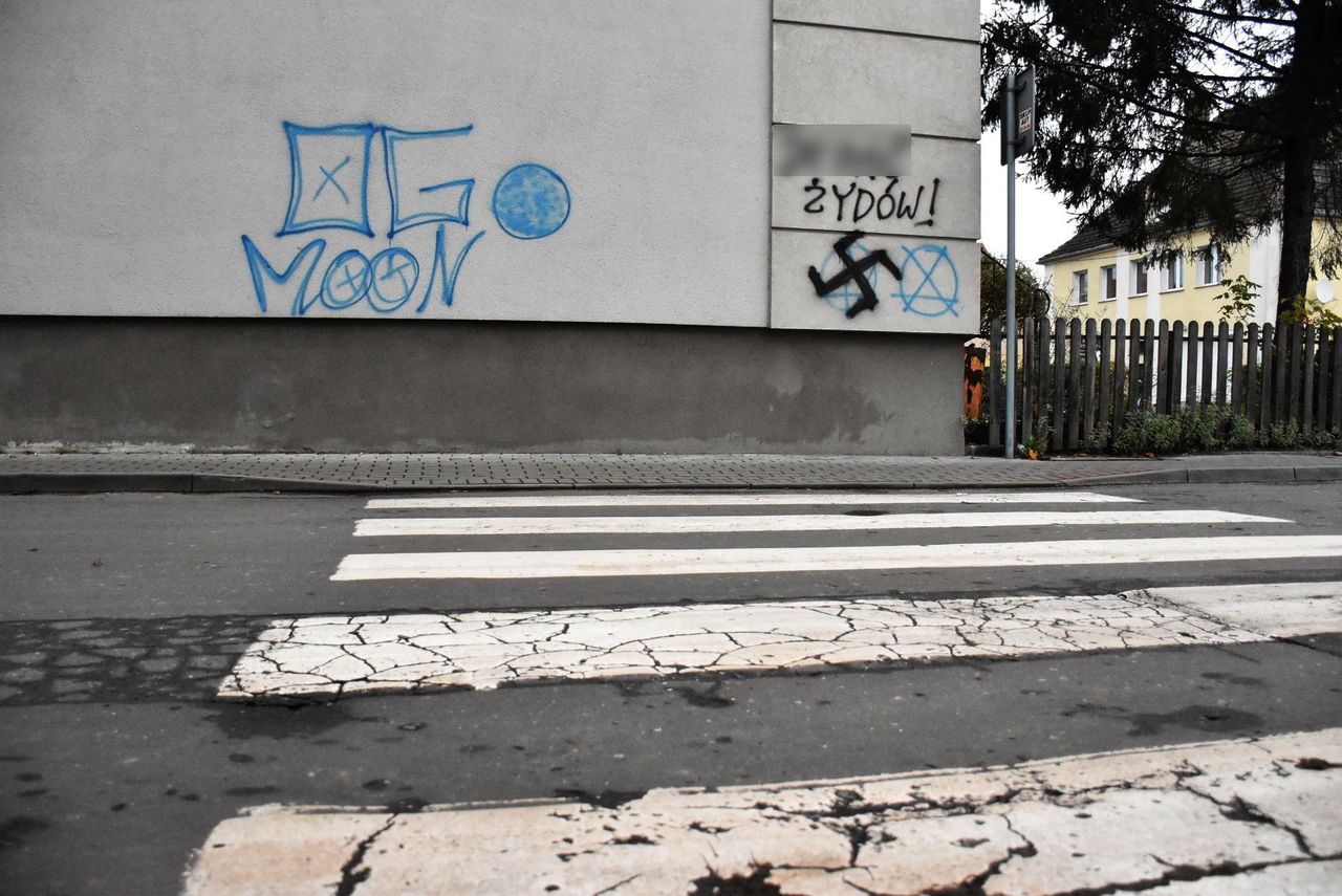 Malbork: Antyżydowskie napisy na ul. Chopina. Policja ustala sprawców