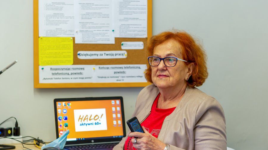 Śląsk. "Halo Aktywni60+" to projekt, w którym seniorzy-wolontariusze z Bytomia niosą telefoniczną pomoc innym seniorom. 