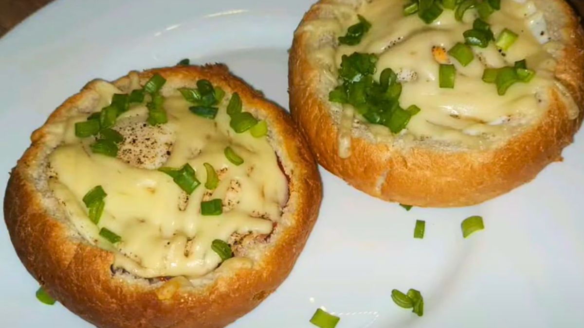 Przepis na kajzerki z jajkiem (fot. screen z kanału "Pasją gotowanie")