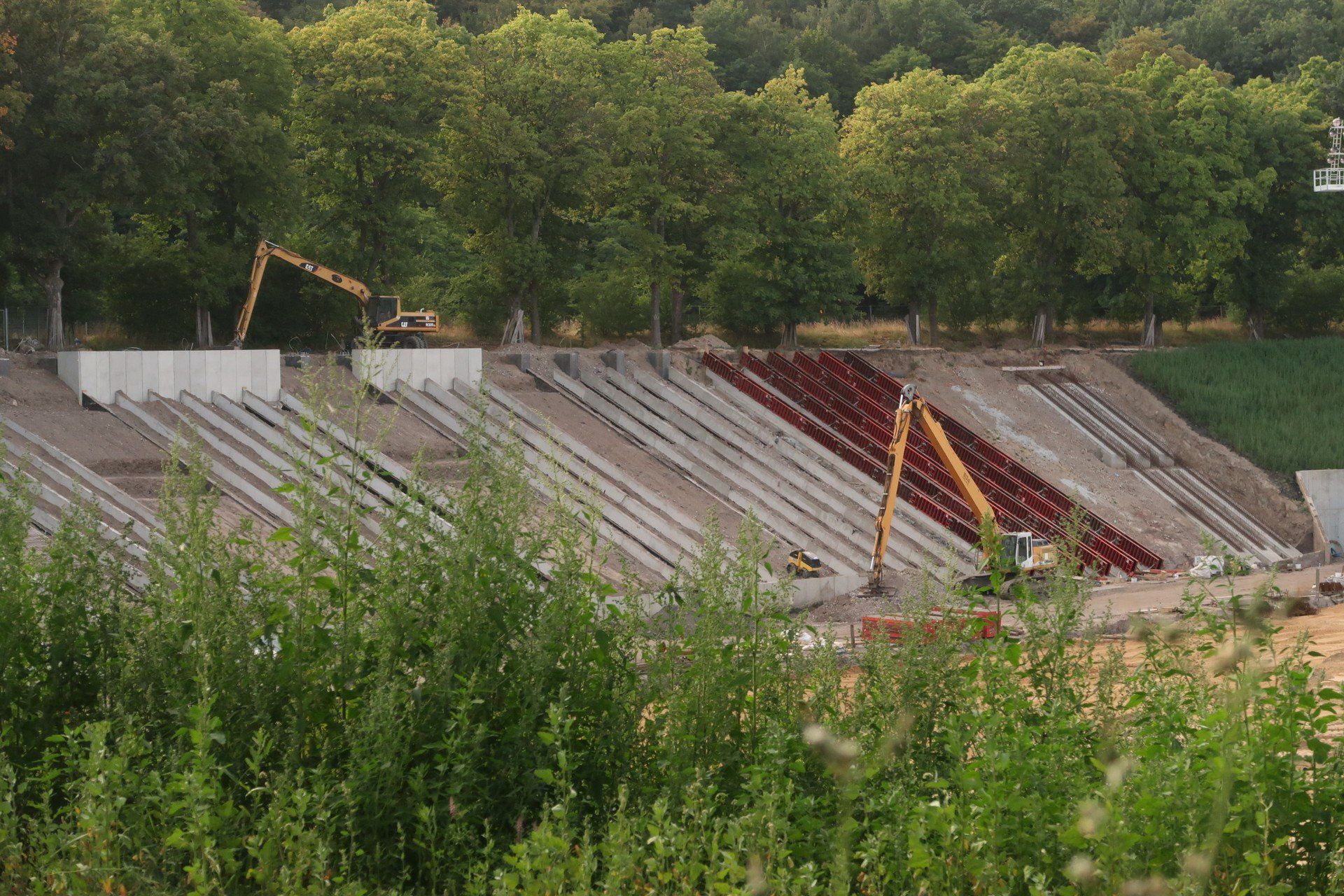 Wciąż trwa przygotowanie do montażu trybun - Stadion na Nowym Mieście w Wałbrzychu - sierpień 2025