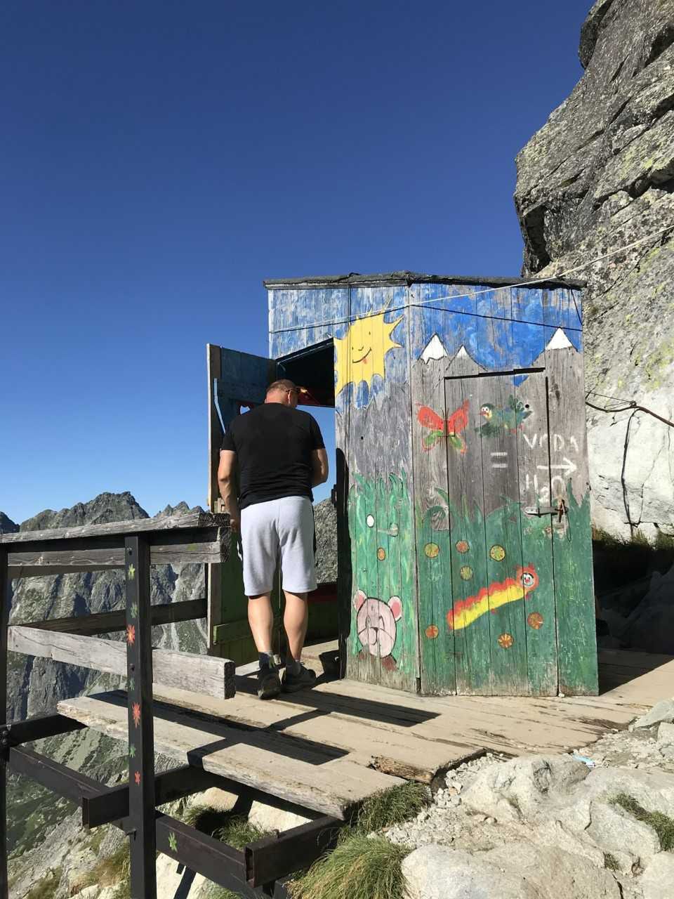 Drewniana latryna znajduje się na wysokości ponad 2200 m n.p.m.