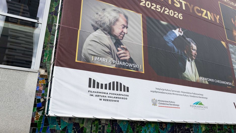 Piękna i cenna mozaika, na budynku Filharmonii Podkarpackiej, przysłaniana jest przez ogromną reklamę.