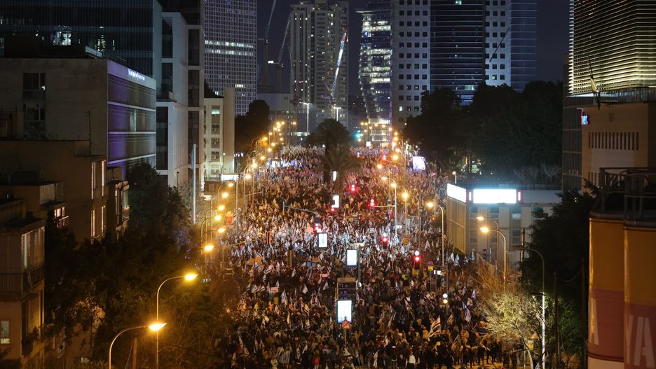 Anti government protest in Tel Aviv
epa10490964 People protest against the government justice system reform plan in Tel Aviv, 25 February 2023. Controversial judicial reform plans to weaken the authority of the supreme court proposed by government of Prime Minister Benjamin Netanyahu were met by mass protests.  EPA/ABIR SULTAN 
Dostawca: PAP/EPA.
ABIR SULTAN