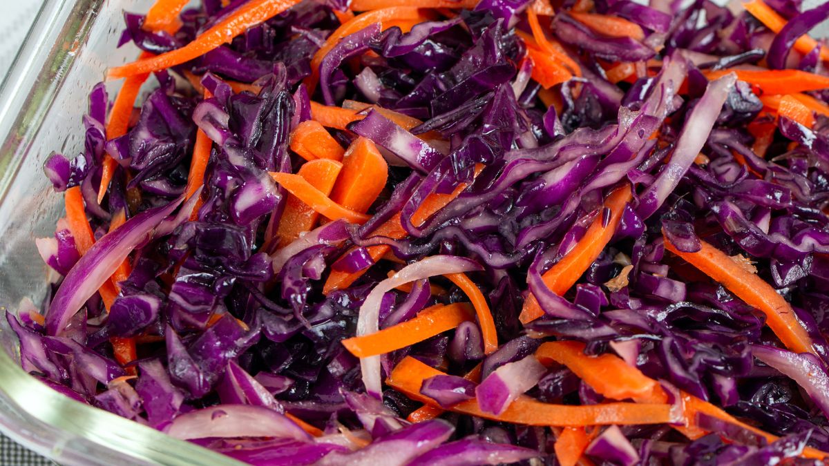 Surówka z czerwonej kapusty do ryby.