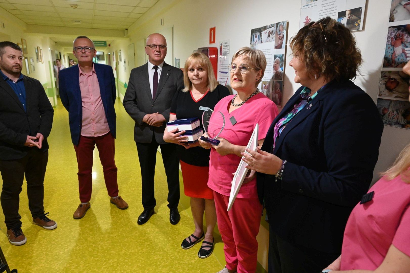 Statuetka trafiła już w ręce doktor Grażyny Pazery, kierownik Klinicznego Oddziału Neonatologii. Przekazała ją Katarzyna Dyńska-Kukulska, inicjator i fundator Fundacji MatkoweLove.