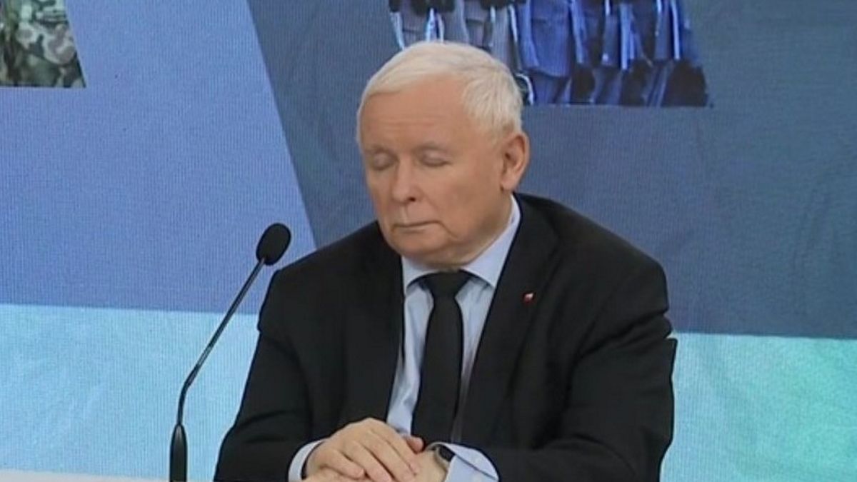  Jarosław Kaczyński wyglądał, jakby miał za chwilę zasnąć podczas wtorkowej konferencji prasowej ws. polskiej obronności. 