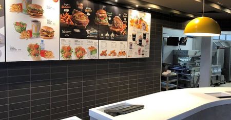 Nowości w McDonalds 2021. Veggie Burger, Red Chikker, lody słony karmel i maliniada