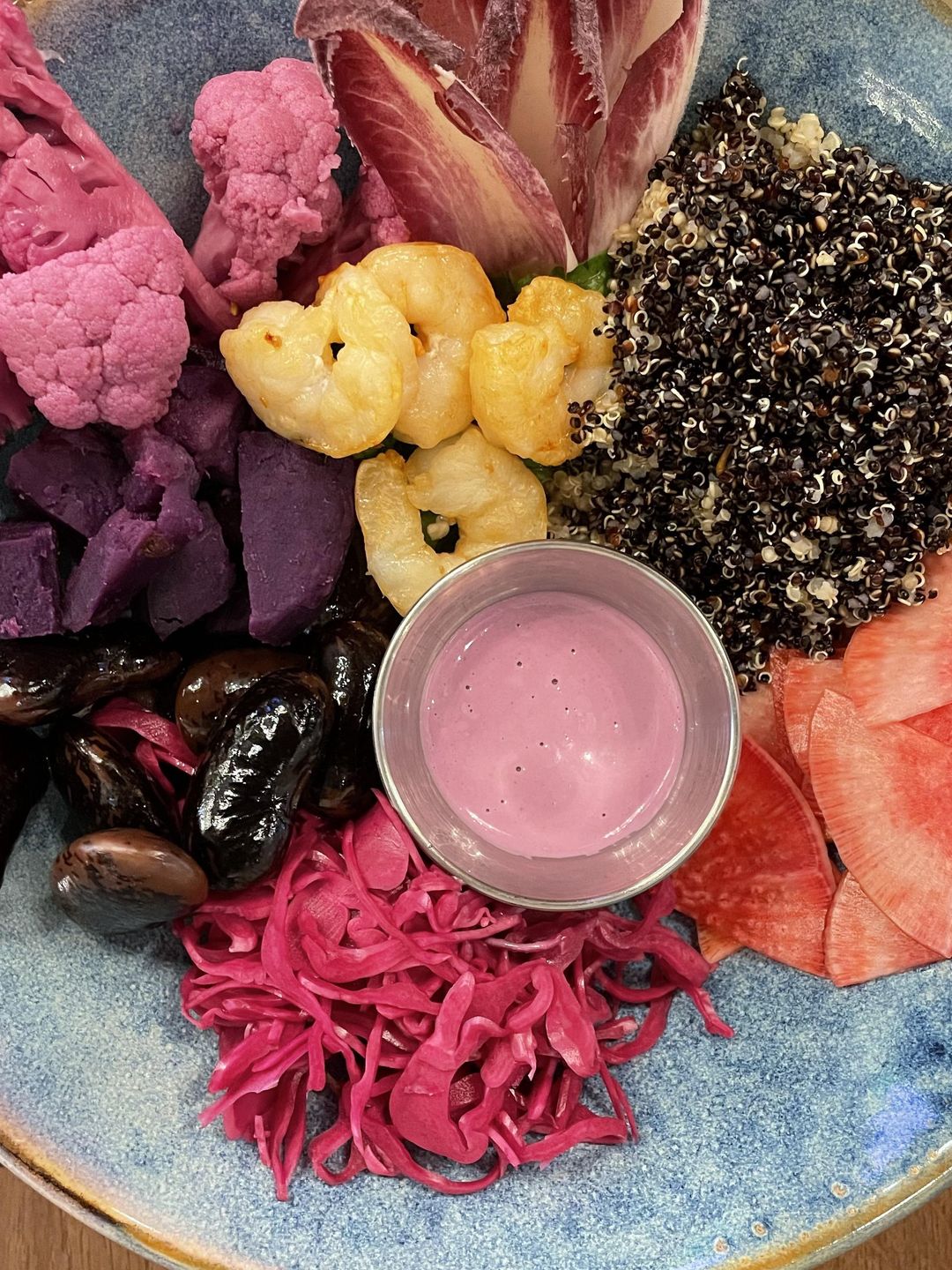 Tak karmi Lewandowski. Albo raczej Lewandowska. Miska pełna purpurowej zieleniny: piklowany kalafior, kapusta, rzepa arbuzowa, wielka fasola, bataty, radicchio i krewetki. Smaczne. (Rafał Suś)