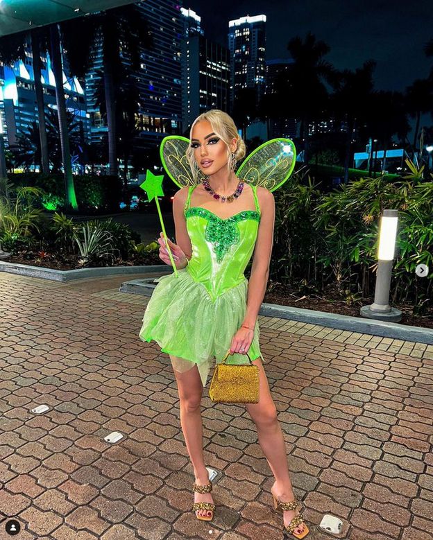 Caroline Derbinski inmediatamente se apresuró a ir a una fiesta de Halloween después de aterrizar en Miami.  ¿De quién estaba disfrazada? "dólar" (imagen)