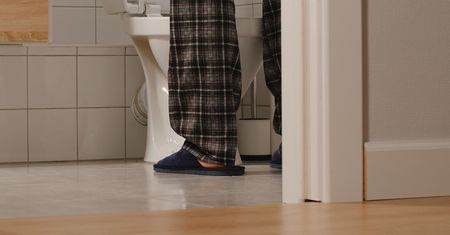 Wstajesz co noc do WC? Urolog mówi, czego to objaw