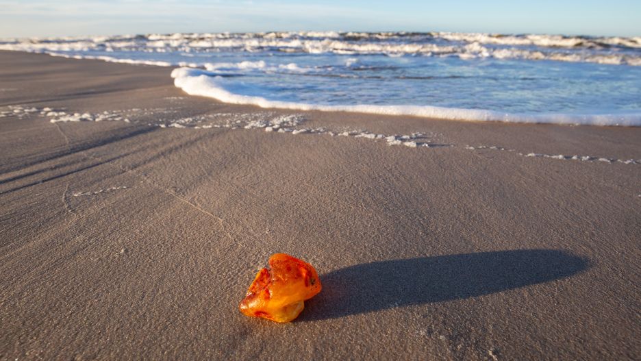 Bursztyn na plaży, zdjęcie poglądowe