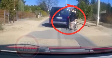 Zajechał mu drogę. Rowerzysta ruszył w pościg
