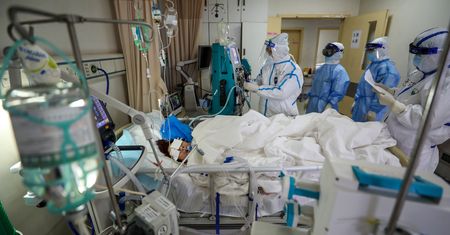 Brytyjski rząd: COVID-19 wydostał się z chińskiego laboratorium