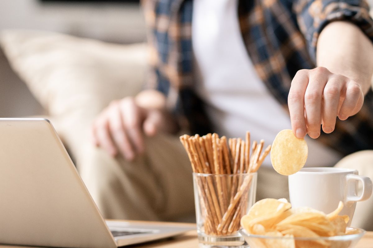 Wielu Polaków robi to między posiłkami. Ten popularny nawyk rujnuje trzustkę