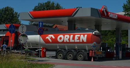 Rząd uruchamia tarczę, Orlen podnosi ceny hurtowe. Tak to tłumaczy