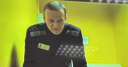 Absurdalne żądania Nawalnego. Pokazuje listy z kolonii karnej