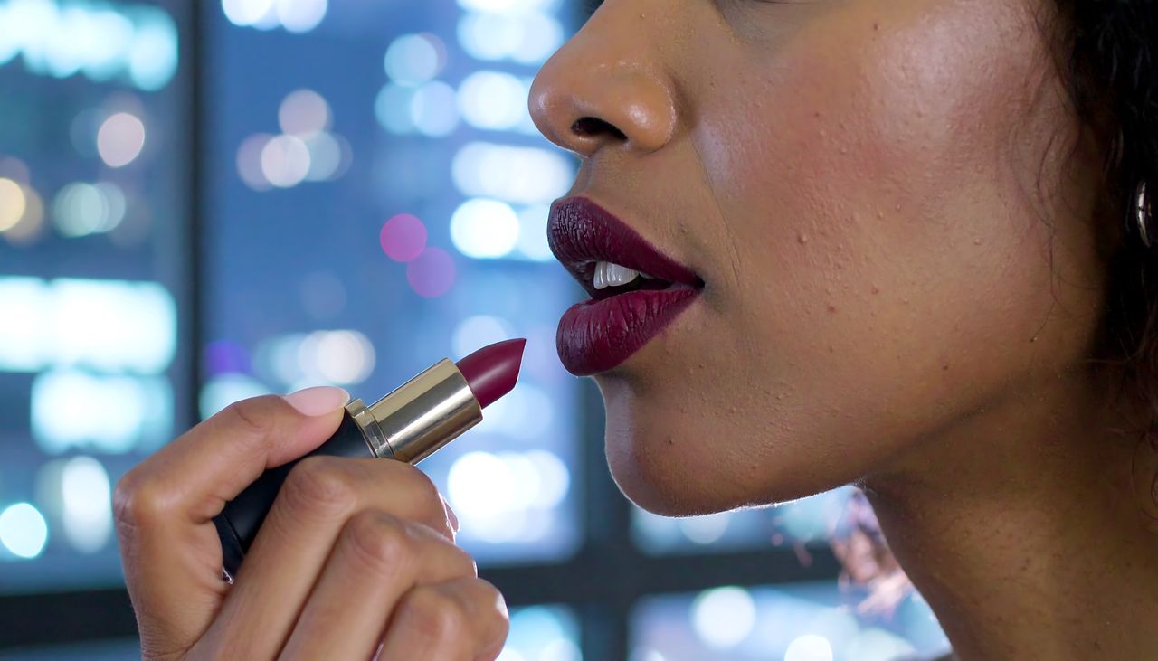 Makijaż na jesień 2025: modne kolory cieni, pomadek i paznokci