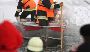 Poznań. Ze stawu wyłowiono ciało mężczyzny. Najpierw znaleziono psa
