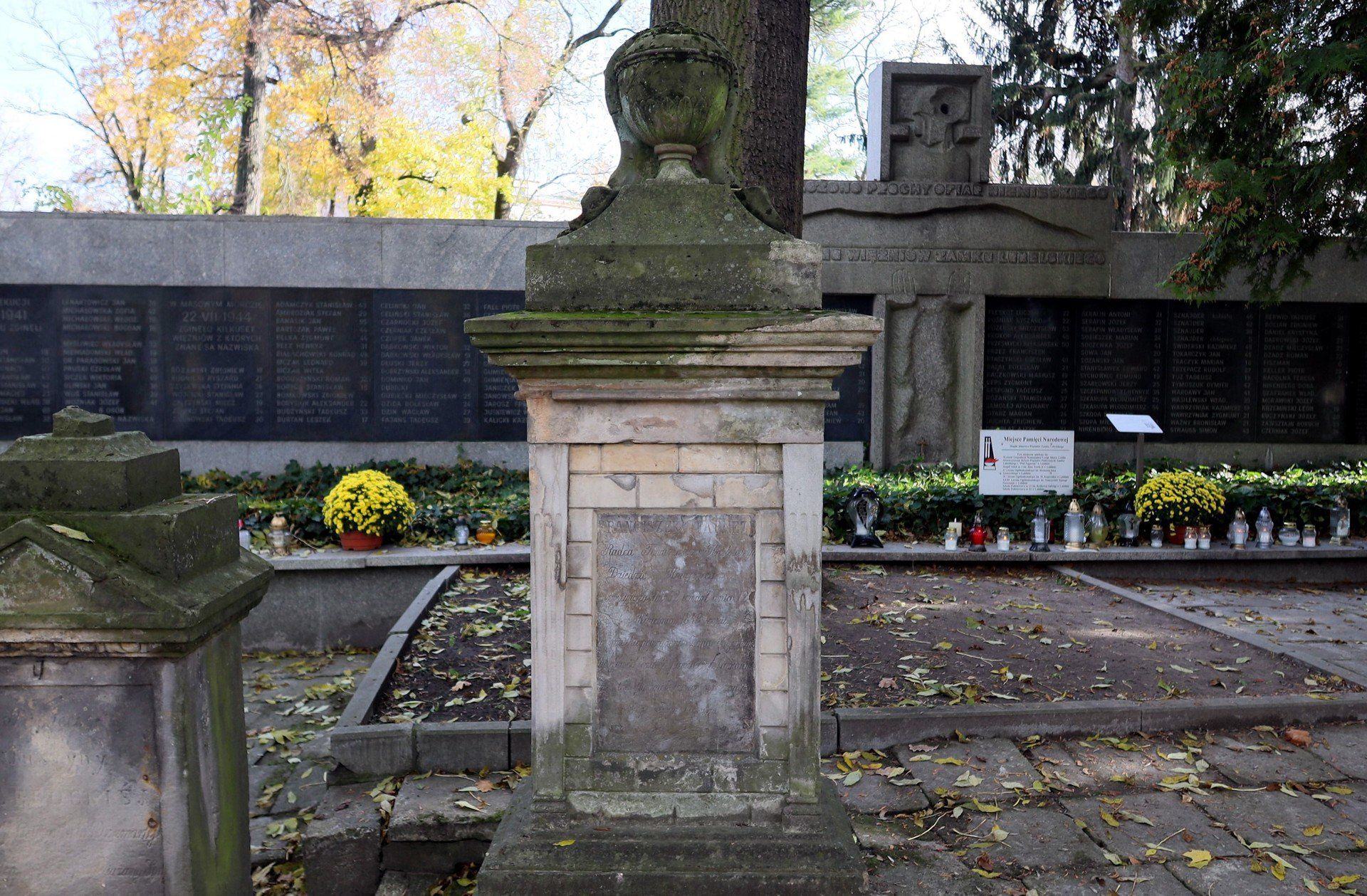 Od piątku do niedzieli nie sposób będzie się na nią nie natknąć - w godz. 8-18 na lubelskich cmentarzach przeprowadzona zostanie kwesta na odnowienie zabytkowych nagrobków. Sprawdziliśmy, które pomniki na Lipowej odzyskają dawny blask.